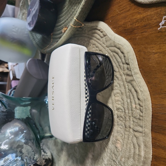 Versace sunglasses gently used.  Like new - Picture 6 of 10
